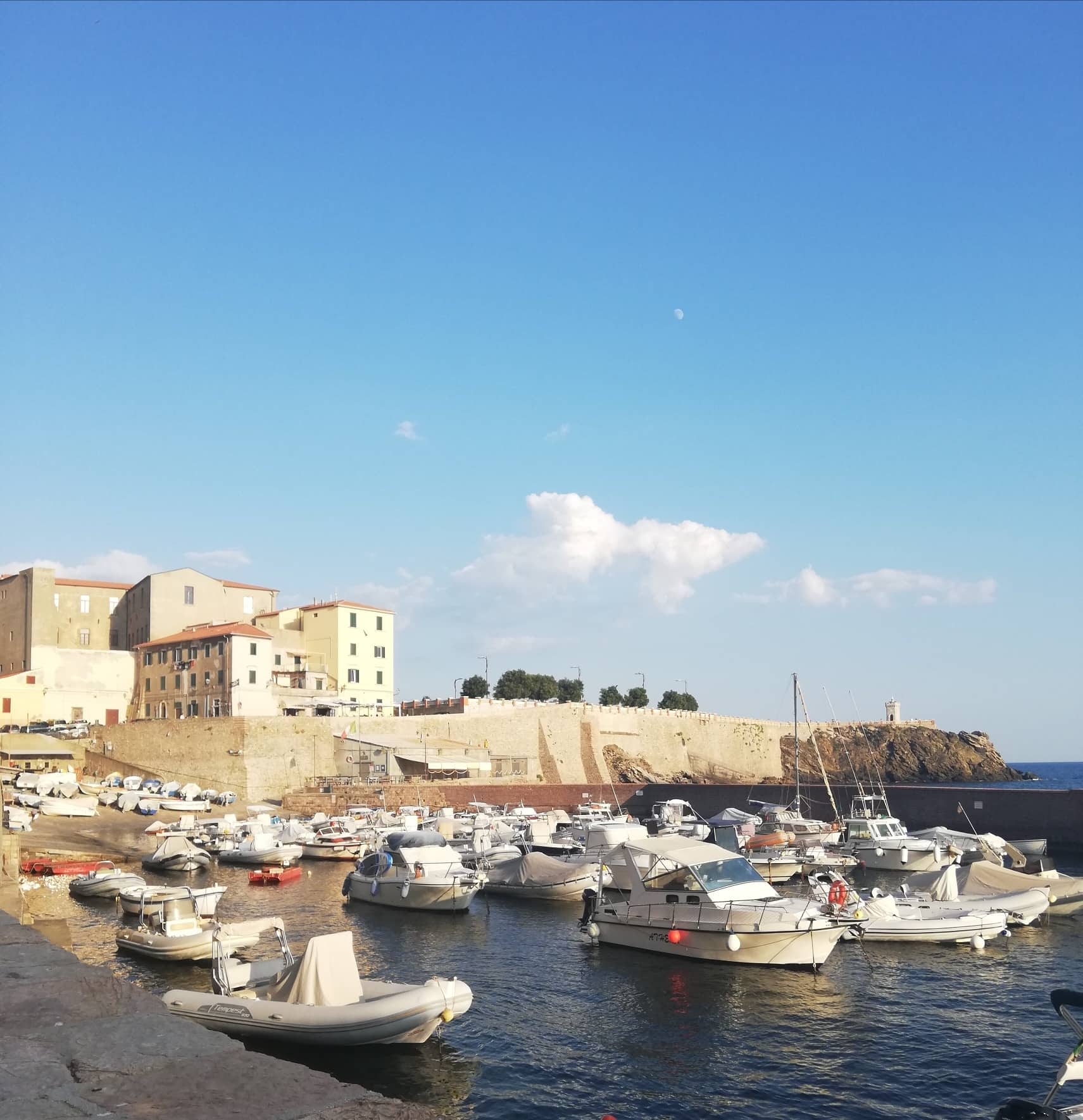 Porticciolo di Piombino con barche e mura storiche