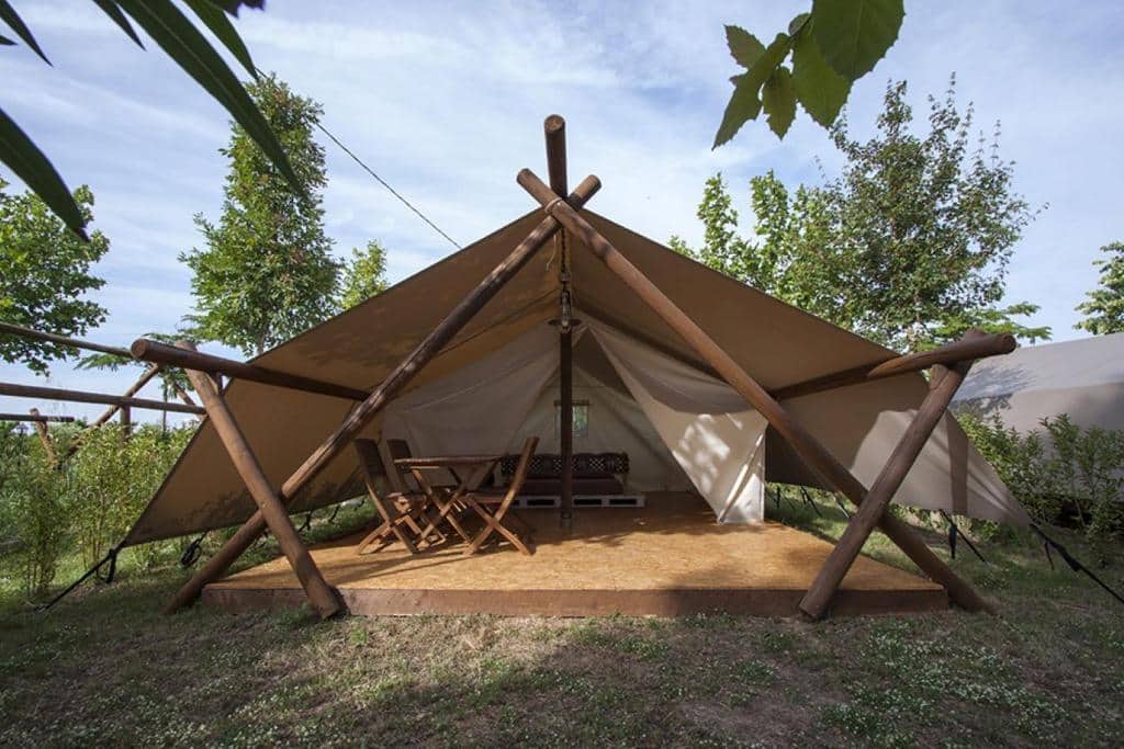Lodge glamping con veranda in legno e tela canvas